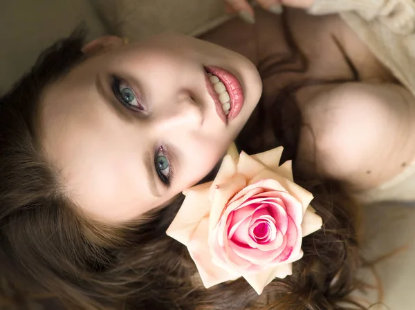 Beautiful girl with rose. Photo of happy brunette girl. Youth and skin care concept — Stock Photo, Image