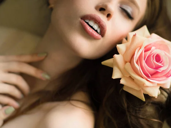 Krásná dívka s růží. Fotografie z happy tmavovláska. Koncept péče o mládež a kůže — Stock fotografie