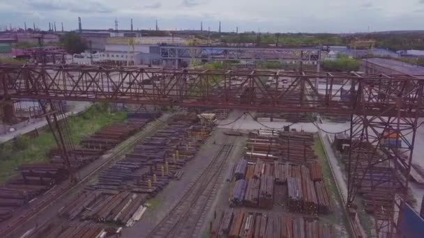 Gantry Crane Moves Metal Warehouse Aerial Video — Stock Video