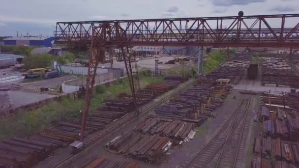 Gantry Crane Moves Metal Warehouse Aerial Video — Stock Video