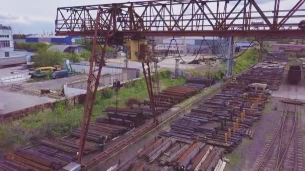 Une Grue Portique Déplace Sur Entrepôt Métal Caméra Surveille Cabine — Video