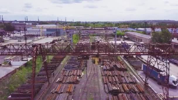 Portálový Jeřáb Zvedá Nad Kovové Skladu Letecké Video — Stock video