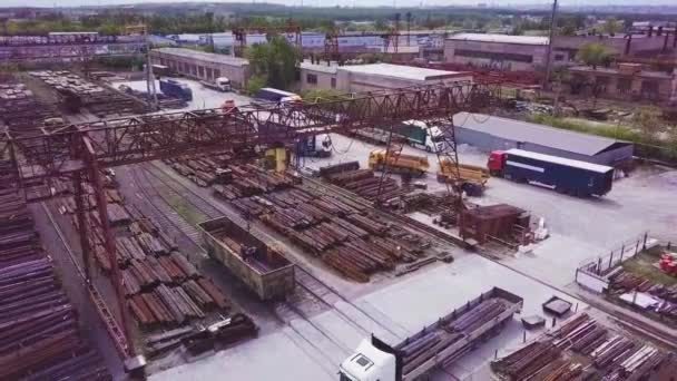 Gantry Crane Moves Metal Warehouse Aerial Video — Stock Video