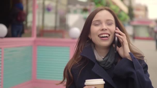 Mujer Joven Atractiva Alegre Usando Teléfono Celular Afuera Está Hablando — Vídeos de Stock