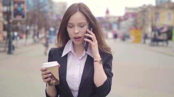 Portrét Vážné Ženy Nosí Kabát Mluvit Telefonu Držící Kávu Pozadí — Stock video