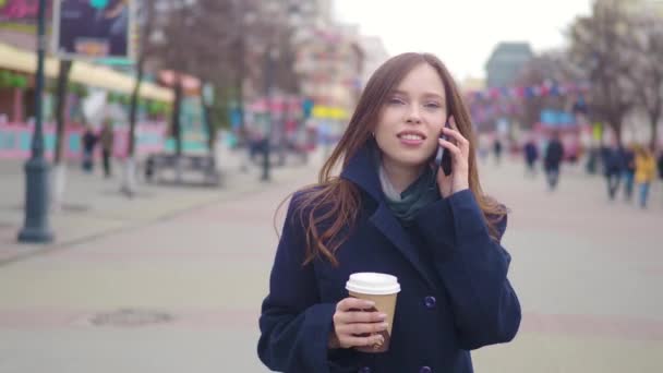 Mulher Negócios Morena Atraente Usando Smartphone Cidade Mulher Negócios Muito — Vídeo de Stock