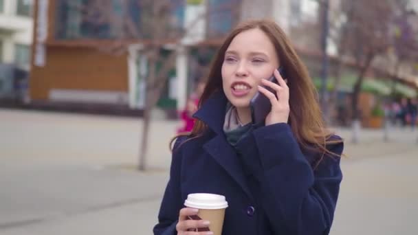 매력적인 비즈니스 여자는 도시에 스마트폰 비즈니스 전화와 마시는 — 비디오