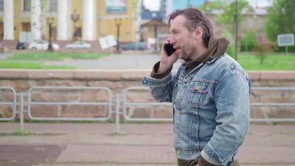 Yakışıklı Genç Adam Sakallı Cep Telefonu Üzerinde Konuşurken Portresi Açık — Stok video
