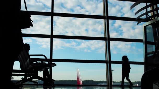 Silhouettes Personnes Dans Terminal Aéroport Ils Dépêchent Sur Leur Vol — Video