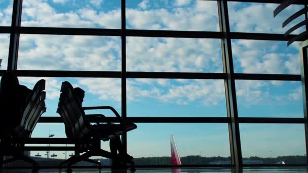 Silhouettes Personnes Dans Terminal Aéroport Ils Dépêchent Sur Leur Vol — Video