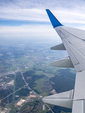 Bina inşaat, iç ve kanat uçak uçak lombar pencere görünümünü yatay gökten, alan, şehir, bulutlarda üstüne görünümü arıyorsunuz