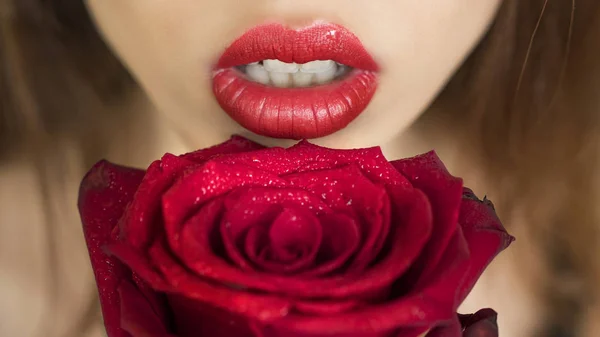 Close-up shot sexy žena rty s červenou rtěnku a krásné červené růže — Stock fotografie