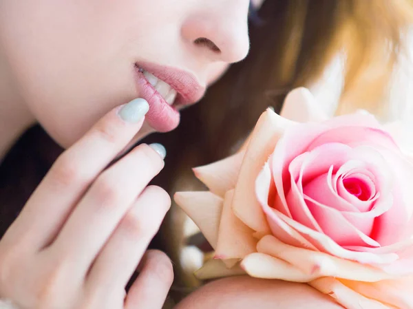 Lippen en Rose. huid zorg concept. — Stockfoto