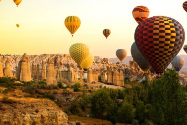 Göreme, Kapadokya günbatımı üzerinde. Ünlü balon fligths ortasına.