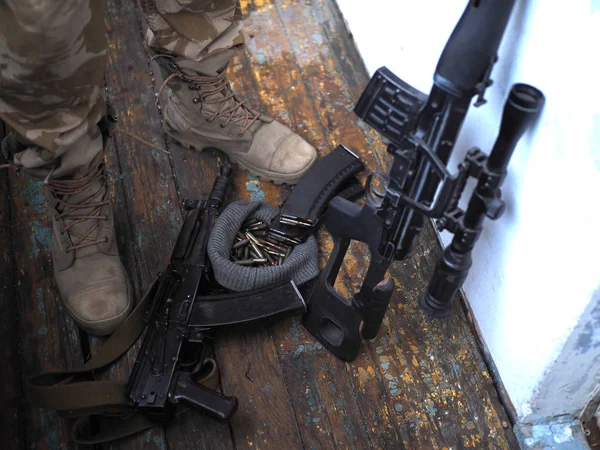 Botas de soldado e pistola de perto. guerra — Fotografia de Stock