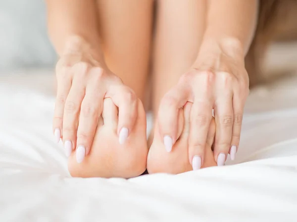 Jonge Vrouw Masseren Van Haar Voet Het Bed Gezondheidszorg Concept — Stockfoto