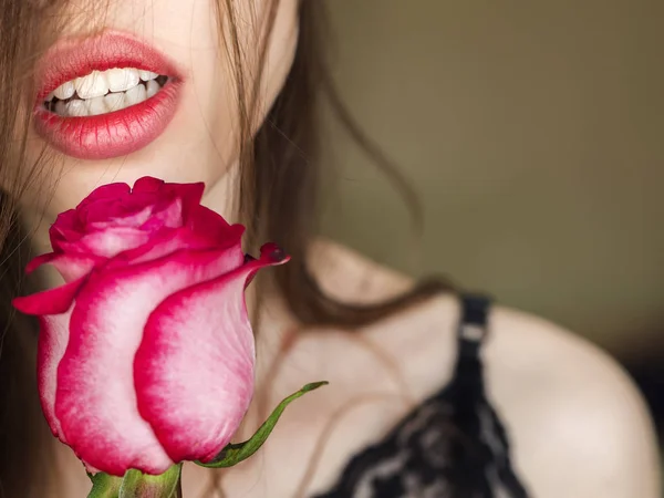 Primer plano de los labios de la mujer sexy con lápiz labial rojo y rosa roja hermosa —  Fotos de Stock