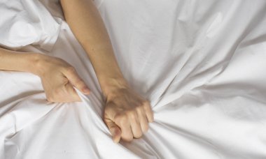 Çift ecstasy, orgazm çekerek beyaz çarşaf eller. Tutku kavramı. Oorgasm. Erotik anlar. Samimi kavramı. Seks çift. Yatak odası. Otel odasında. Spa. Tatil