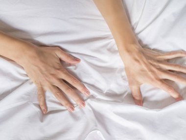 Eller kadınların şehvet ve orgazm beyaz çarşaf çekerek