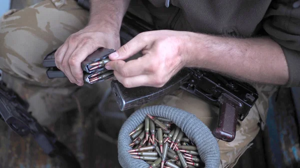Soldado carregando um monte de balas em uma revista de pistolas . — Fotografia de Stock