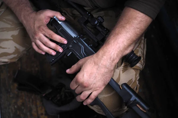 Mãos de soldado e espingarda Sniper de perto. guerra — Fotografia de Stock