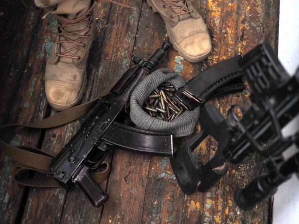 Pies de soldado y rifle AK en el suelo. Rifle de francotirador — Foto de Stock