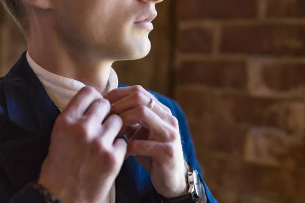 Glad ung affärsman knäppning hans vita skjorta innan arbetet — Stockfoto