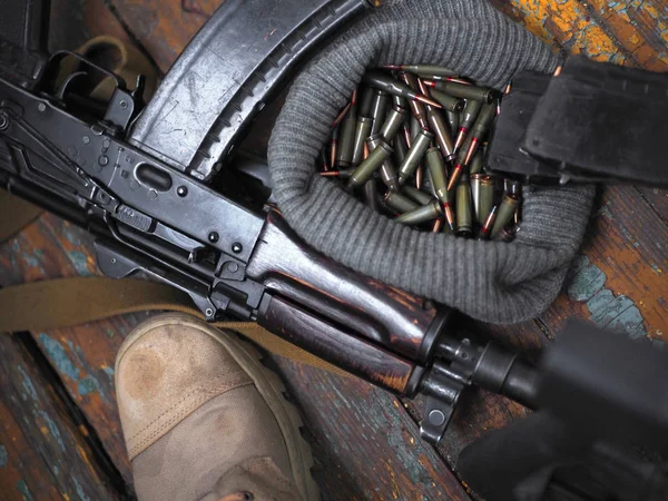 Botas de soldado y pistola de cerca. guerra — Foto de Stock