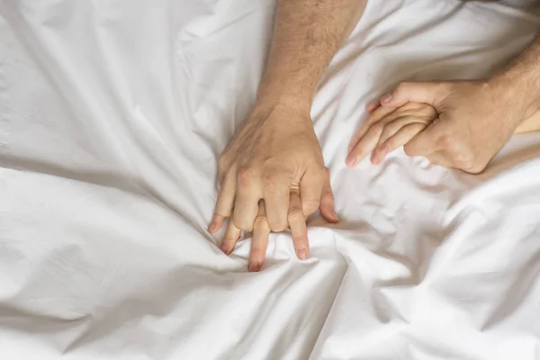 Çift ecstasy, orgazm çekerek beyaz çarşaf eller. Tutku kavramı. Oorgasm. Erotik anlar. Samimi kavramı. Seks çift. Yatak odası. Otel odasında. Spa. Tatil