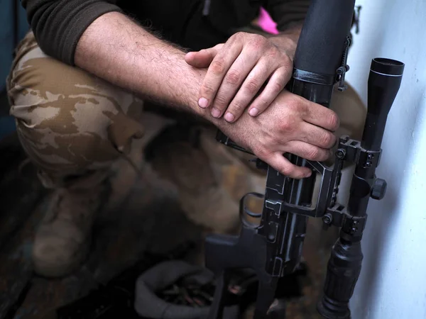 兵士の手および狙撃兵のライフルをクローズ アップ。戦争 — ストック写真
