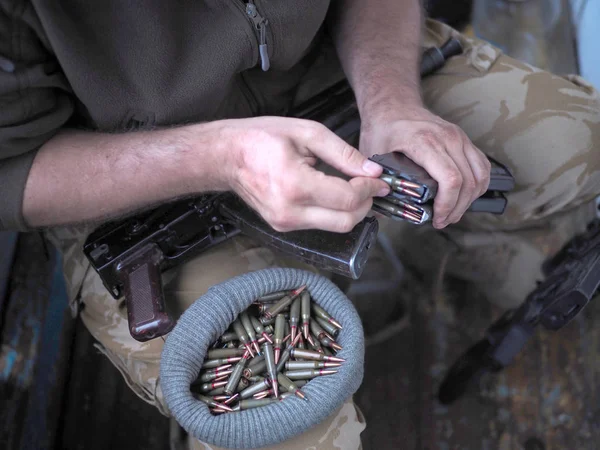 Soldado carregando um monte de balas em uma revista de pistolas . — Fotografia de Stock