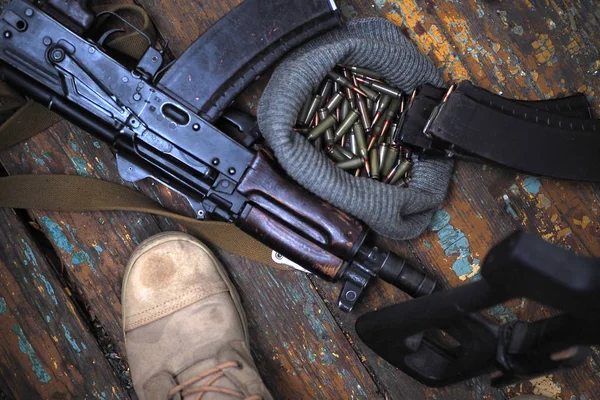 Botas de soldado y pistola de cerca. guerra — Foto de Stock