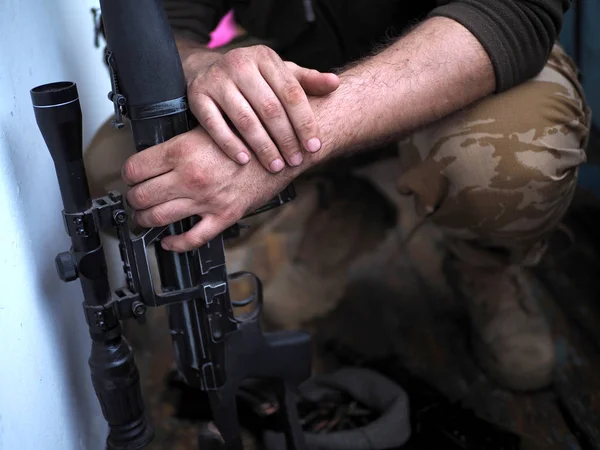 Manos de soldado y rifle de francotirador de cerca. guerra — Foto de Stock