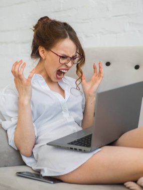 Öğrenci kadın evde laptop ile masada stresli, bıkkın ve hayal kırıklığına uğramış bağırarak panik içinde çok korkmuş. Hoş bir jest. İş sataşmak beni çıldırtıyor