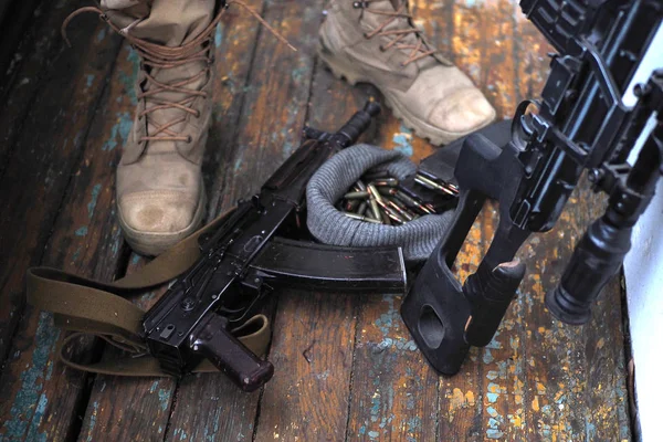 Botas de soldado e pistola de perto. guerra — Fotografia de Stock