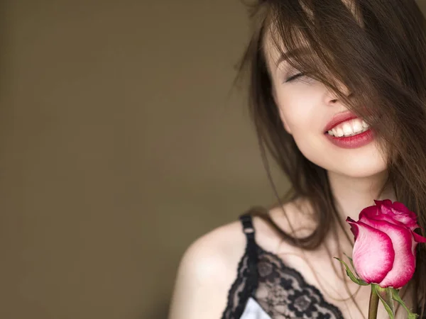 Mooi meisje met roos. Foto van gelukkig brunette meisje. Jeugd en huid zorg concept. — Stockfoto