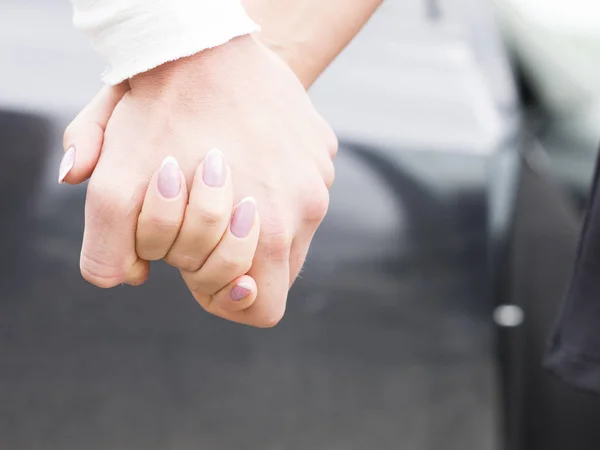 Концепция съемки дружбы и любви мужчины и женщины - держась за руки — стоковое фото