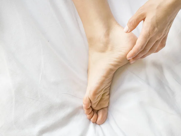 Mujer aplicando crema en sus pies, primer plano — Foto de Stock