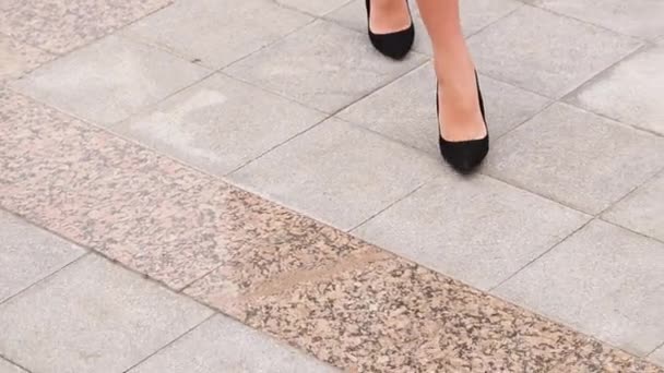 Patas Femeninas Zapatos Tacón Alto Caminando Por Calle Urbana Pies — Vídeos de Stock