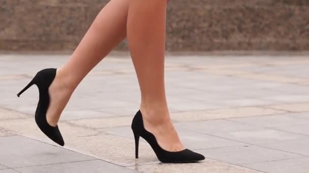 穿着高跟鞋的女性腿在城市街道上行走 城市里穿着高跟鞋的年轻女商人的脚步声 女孩走到工作 慢动作关闭 — 图库视频影像