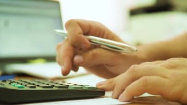 Kırpılmış görüntü hesap makinesi kullanma office iş adamı. Office stillife