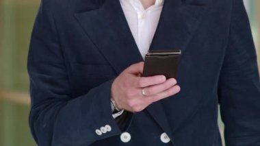 Adam sms manifatura app akıllı telefon gece şehirde kullanarak. Yakışıklı genç iş adamı mutlu giyen takım elbise ceket açık havada gülümseyen smartphone kullanarak. Onun 20s kentsel erkek profesyonel.