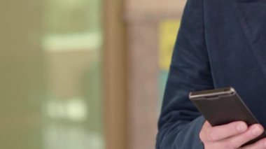 Adam sms manifatura app akıllı telefon gece şehirde kullanarak. Yakışıklı genç iş adamı mutlu giyen takım elbise ceket açık havada gülümseyen smartphone kullanarak. Onun 20s kentsel erkek profesyonel.