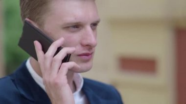 Açık havada Evet genç dalgın işadamı.