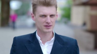 Açık havada Evet genç dalgın işadamı.