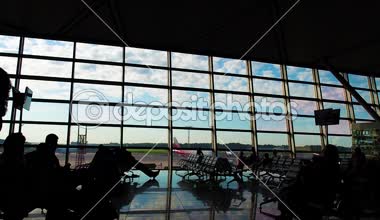 Havaalanı terminal insan siluetleri. Onların Uçuş ve iş acele.