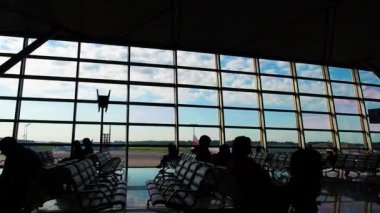Havaalanı terminal insan siluetleri. Onların Uçuş ve iş acele.