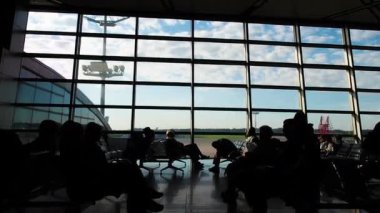 Havaalanı terminal insan siluetleri. Onların Uçuş ve iş acele.