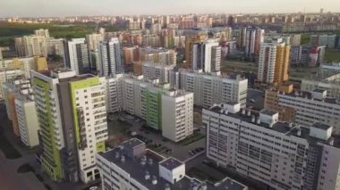Bir hava drone uçuş boyunca kent merkezinde küçük bir kasaba. Varoşlarda alanın şehir dışına doğru kafa vurdu