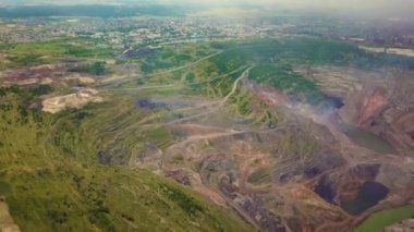 Havadan görünümü sanayi yukarıdan açık döküm madencilik taş ocağı ile lots-in makine iş - in görüntüleyin. Ayıklama altın, bakır.